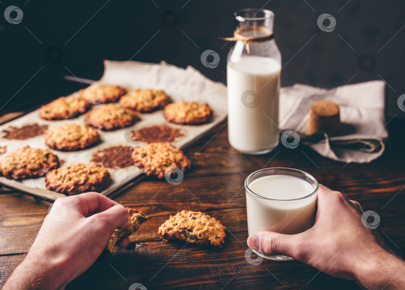 Скачать Овсяное печенье и стакан молока фотосток Ozero