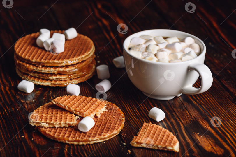 Скачать Голландские вафли с кофе и зефиром. фотосток Ozero