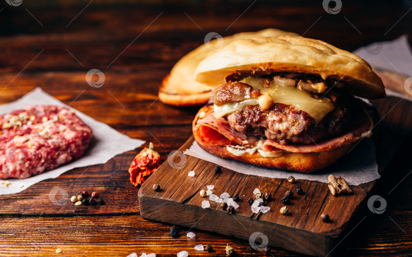 Скачать Чизбургер на разделочной доске. фотосток Ozero