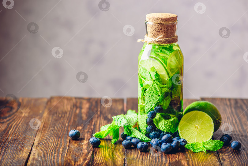 Скачать Ароматизированная вода с лаймом, мятой и черникой. фотосток Ozero