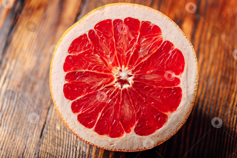 Скачать Половинка спелого грейпфрута. фотосток Ozero