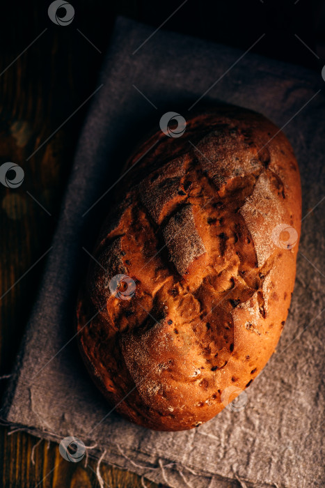 Скачать Буханка хлеба на скатерти. фотосток Ozero