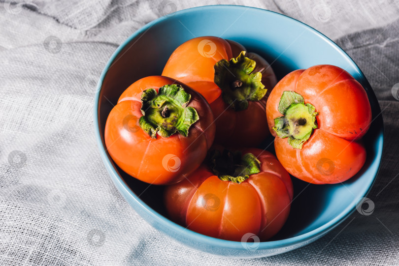 Скачать Ваза с хурмой на белом текстильном покрытии фотосток Ozero