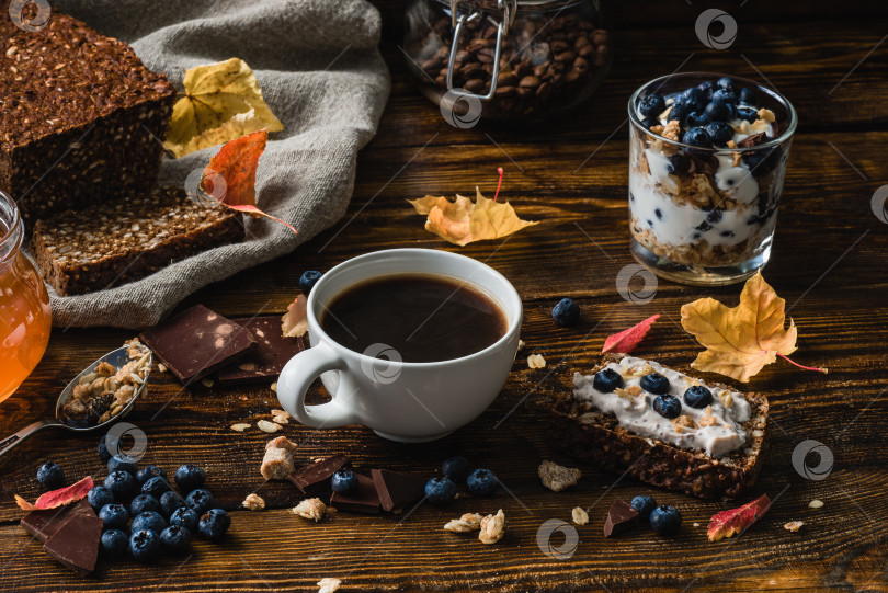 Скачать Деревенский завтрак на деревянном столе фотосток Ozero