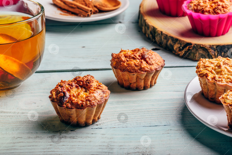 Скачать Овсяные маффины с чашкой зеленого чая. фотосток Ozero