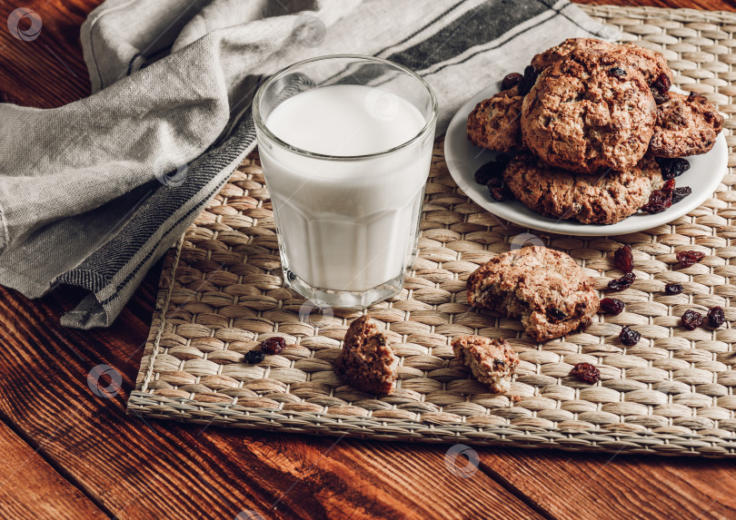 Скачать Молоко с овсяным печеньем фотосток Ozero