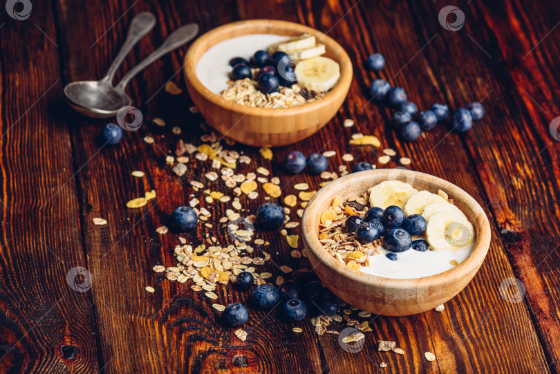 Скачать Две порции мюсли с бананом и черникой. фотосток Ozero
