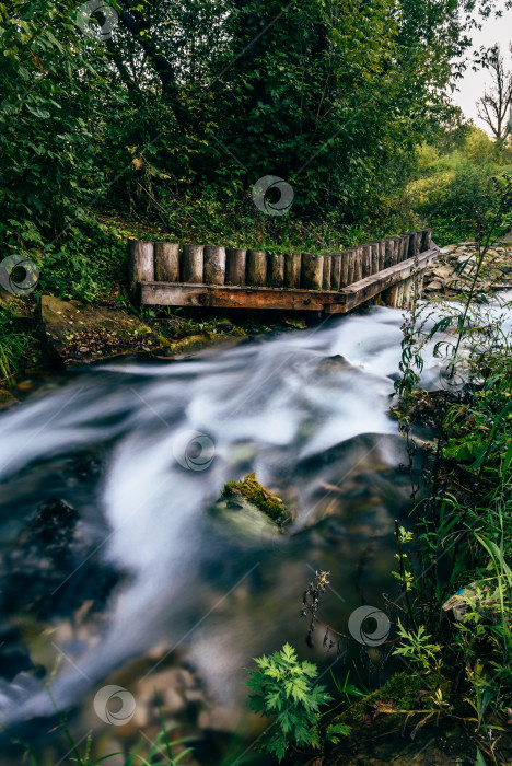 Скачать Маленькая речушка, текущая среди скал фотосток Ozero