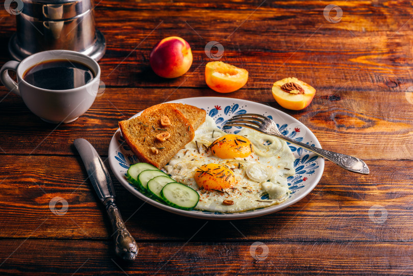 Скачать Тосты на завтрак с яичницей-глазуньей с овощами, фруктами и кофе фотосток Ozero