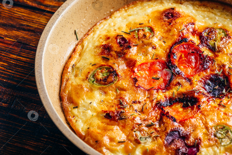 Скачать Фриттата с чоризо, помидорами и перцем чили. фотосток Ozero