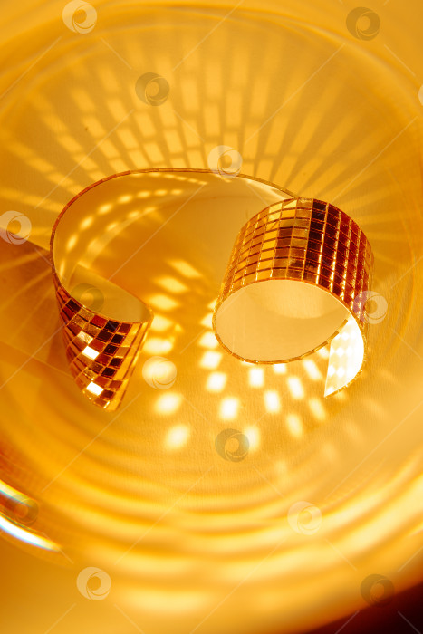 Скачать Золотой вихрь лучей абстрактный сверкающий фон праздничный плакат на новый год фотосток Ozero