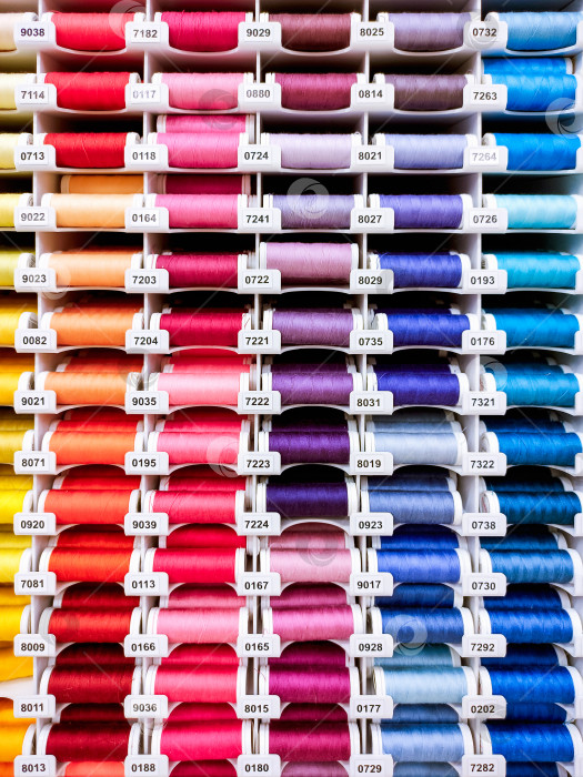 Скачать Разноцветные катушки с нитками, фон для шитья фотосток Ozero