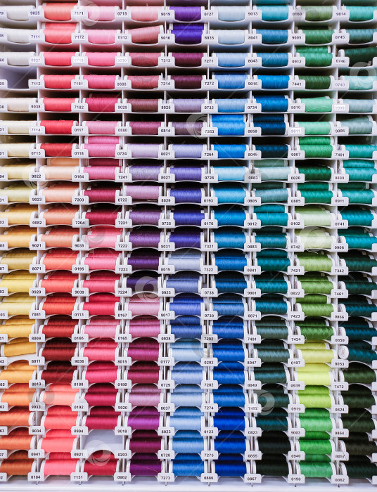 Скачать Вертикальные ряды катушек с нитками, красочный фон для шитья фотосток Ozero