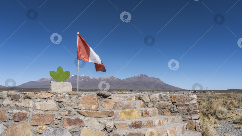 Скачать Национальный флаг Перу на каменном заборе. фотосток Ozero