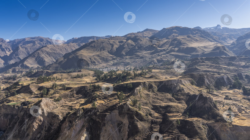 Скачать Горная местность. Прекрасная панорама. На склонах гор есть террасы и зеленые деревья фотосток Ozero