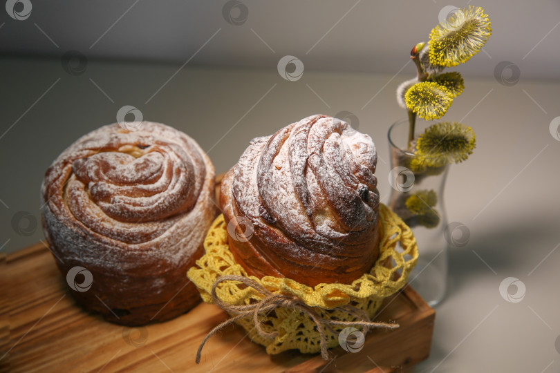 Скачать Пасхальный кекс краффин (craffin) с сахарной пудрой и веткой ивы на стол фотосток Ozero