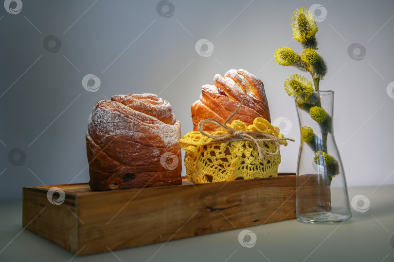 Скачать Пасхальный кекс краффин (craffin) с сахарной пудрой и веткой ивы на стол фотосток Ozero