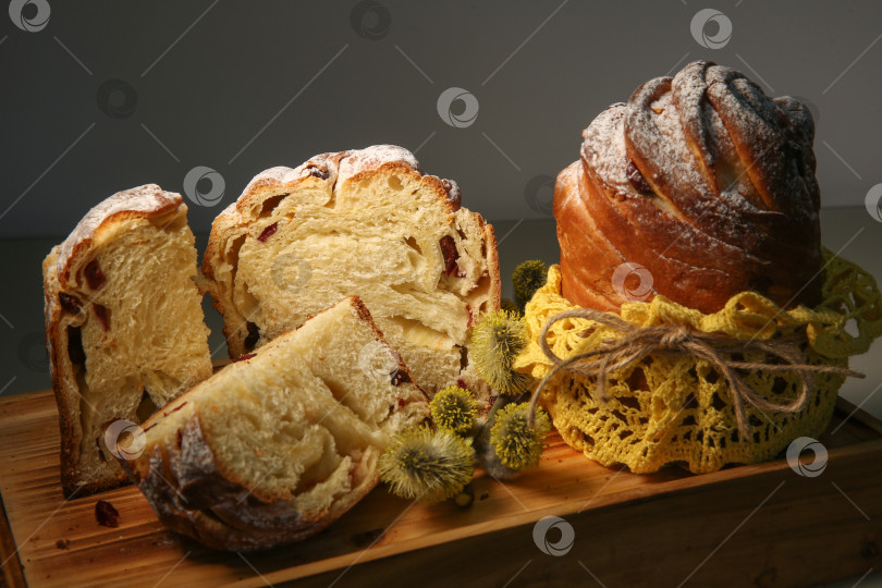 Скачать Пасхальный кекс краффин (craffin) с сахарной пудрой и веткой ивы на стол фотосток Ozero
