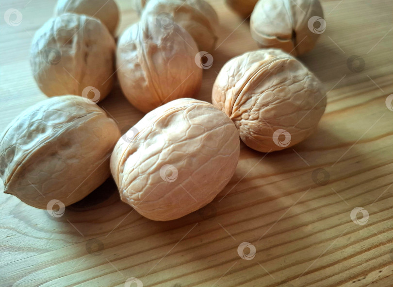 Скачать Грецкие орехи на деревянном столе крупным планом фотосток Ozero