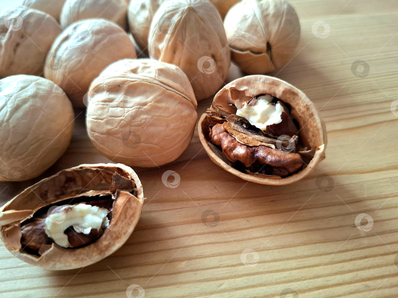 Скачать Грецкие орехи на деревянном столе крупным планом фотосток Ozero