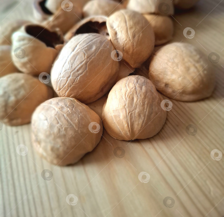 Скачать Скорлупа от грецких орехов на деревянном столе фотосток Ozero