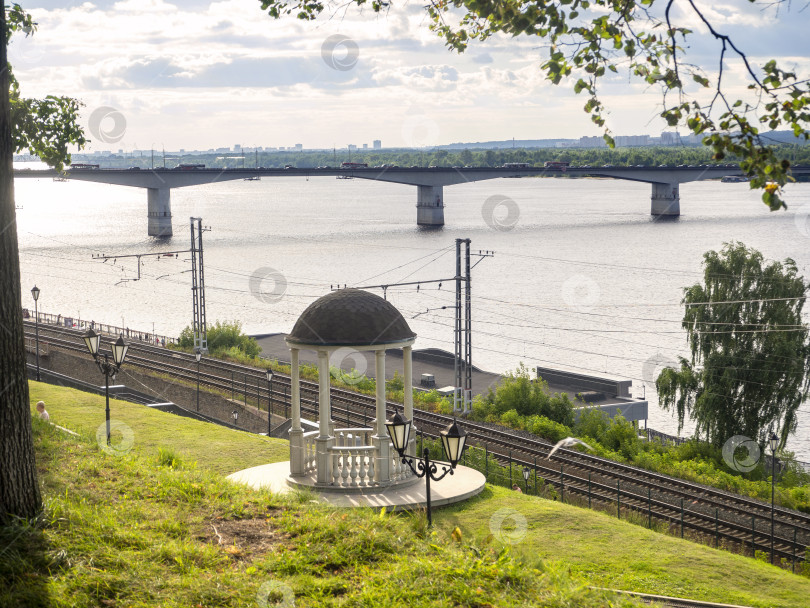 Скачать Над рекой Кама, на холме, расположена ротонда - смотровая площадка. Отсюда открывается панорамный вид на реку, противоположный берег и коммунальный мост. 30.07.2025 фотосток Ozero
