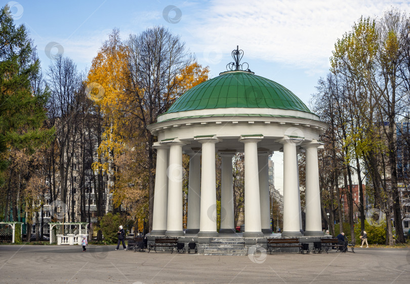 Скачать Ротонда в центральном парке культуры и отдыха имени М. Горького, Пермь. Деревянная ротонда была построена в 1824 году к приезду Александра Ивановича, архитектор Свиязев. 10.10.2025 фотосток Ozero