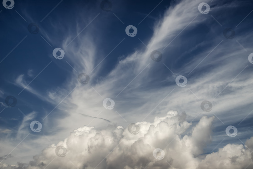 Скачать Небесная симфония: облака и синева фотосток Ozero