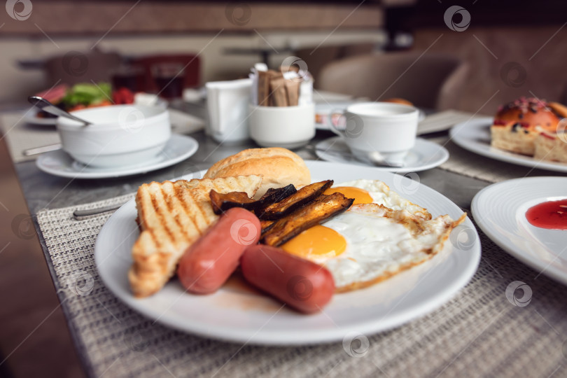 Скачать Классический завтрак на столе фотосток Ozero