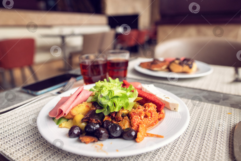 Скачать Завтрак в ресторане: разнообразие вкусов фотосток Ozero