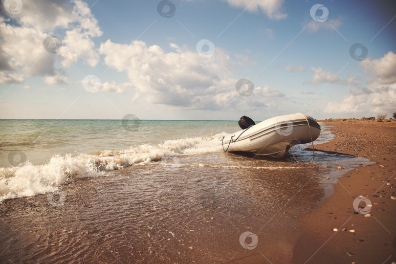 Скачать Лодка на берегу под пасмурным небом фотосток Ozero
