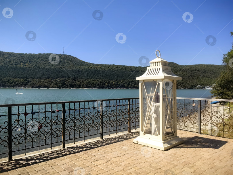 Скачать Набережная оз. Абрау-Дюрсо, большой фонарь фотосток Ozero