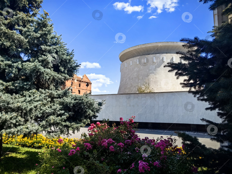 Скачать Волгоград, вид на мельницу Гергардта (Грудинина) и музей-панораму "Сталинградская битва" фотосток Ozero