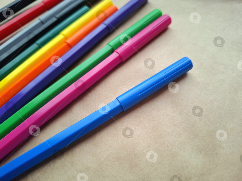 Скачать Разноцветные фломастеры на светлой бумаге фотосток Ozero