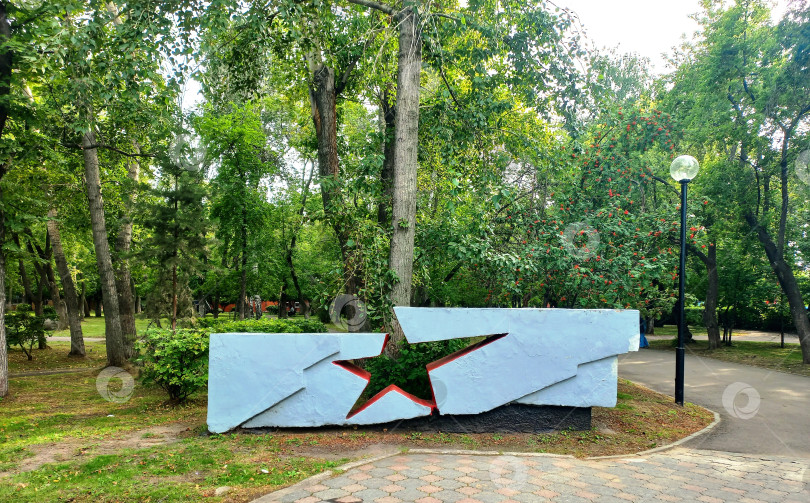 Скачать Монумент в виде разорванной звезды в городском парке города Петропавловск, Казахстан фотосток Ozero