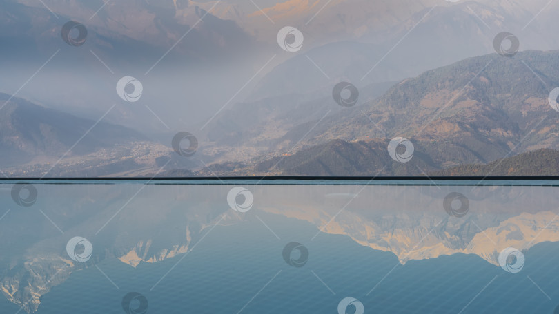 Скачать Великолепные заснеженные горные вершины отражаются в пейзажном бассейне фотосток Ozero