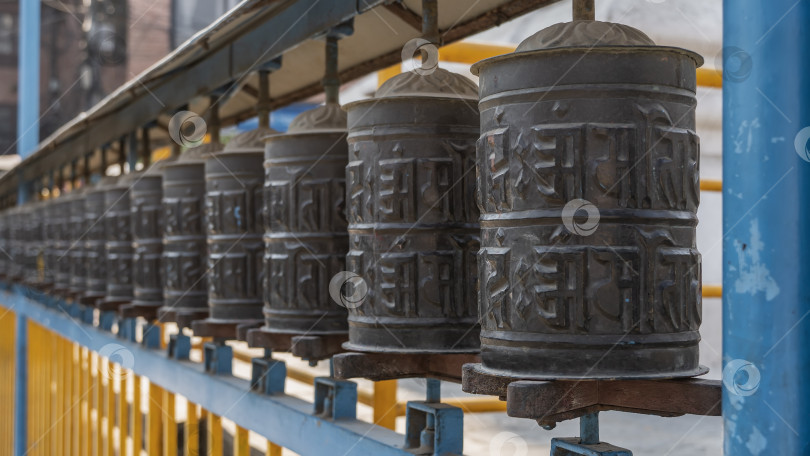 Скачать В буддийском храме подвешено несколько молитвенных барабанов фотосток Ozero