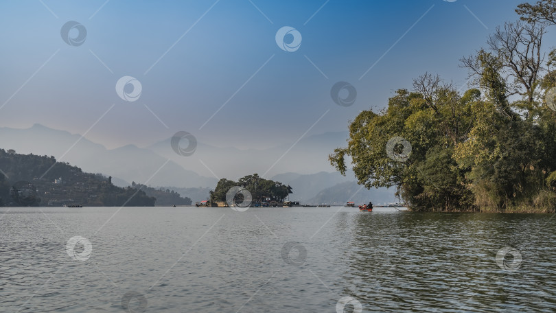 Скачать Красивое живописное озеро. По нему проплывают туристические лодки. фотосток Ozero