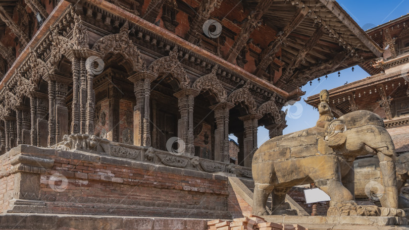 Скачать Знаменитая древняя неварская архитектура. Храм с резными колоннами и арками. фотосток Ozero