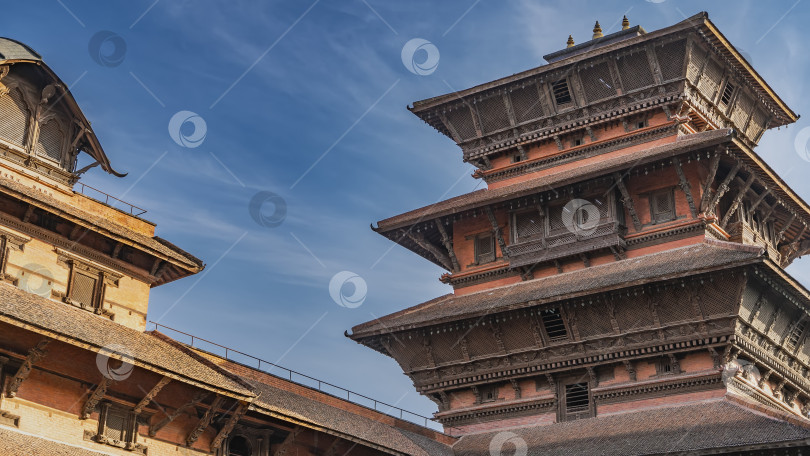 Скачать Древняя неварская архитектура. Многоярусная пагода на фоне голубого неба и облаков. фотосток Ozero