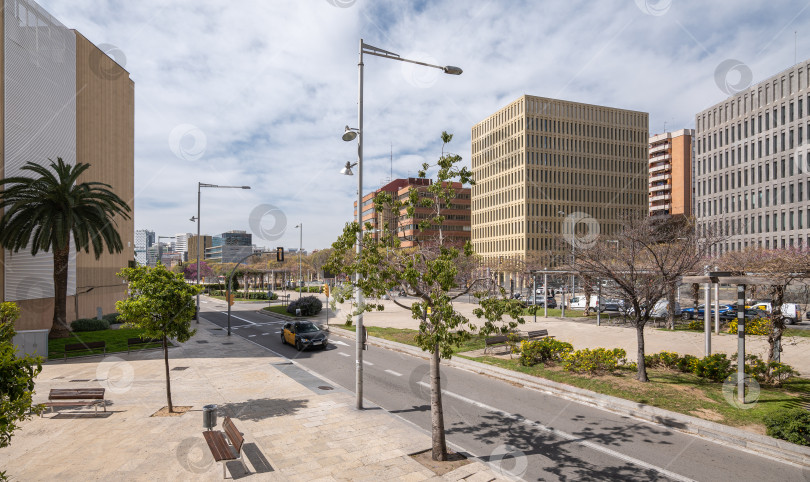 Скачать Уютный новый район в европейском городе с высотными зданиями, развитой инфраструктурой и хорошим климатом в солнечный теплый летний день. Концепция новых городских кварталов фотосток Ozero