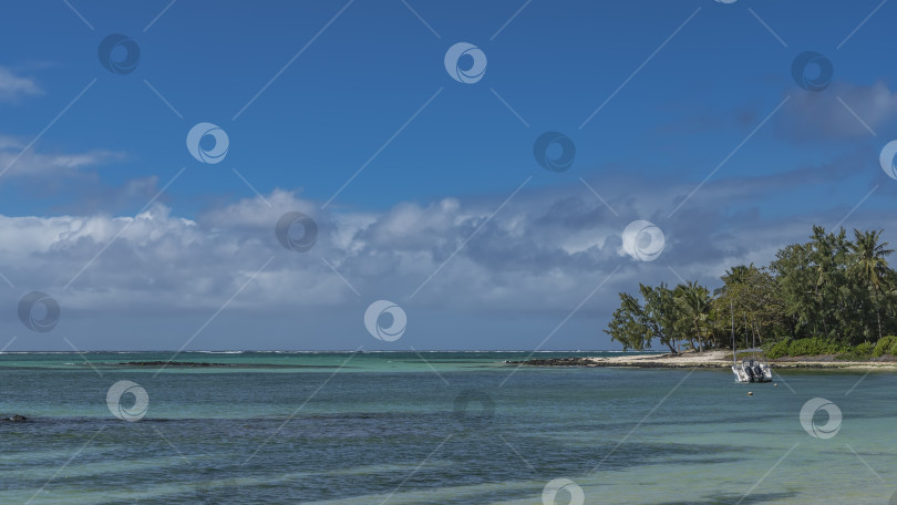 Скачать Прекрасный безмятежный морской пейзаж. Спокойный бирюзовый океан. Моторная лодка у берега. фотосток Ozero