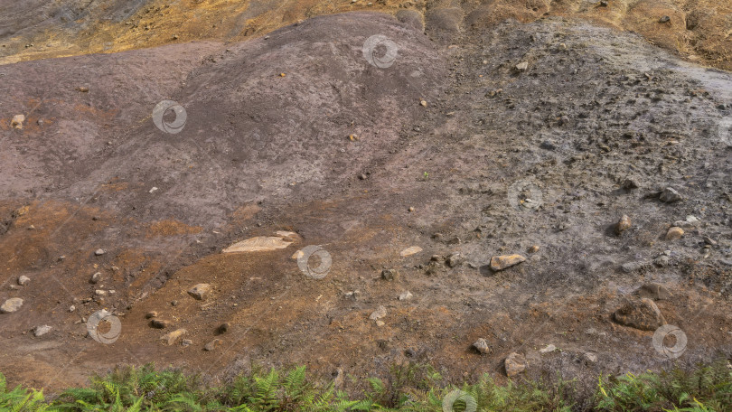 Скачать Красочный песчаный холм. На склоне есть борозды и галька. фотосток Ozero
