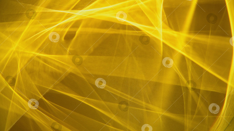 Скачать Абстрактные золотистые световые линии, создающие яркий узор и текстуру, создают энергичный светящийся фон, подходящий для технологических, праздничных или футуристических концепций фотосток Ozero