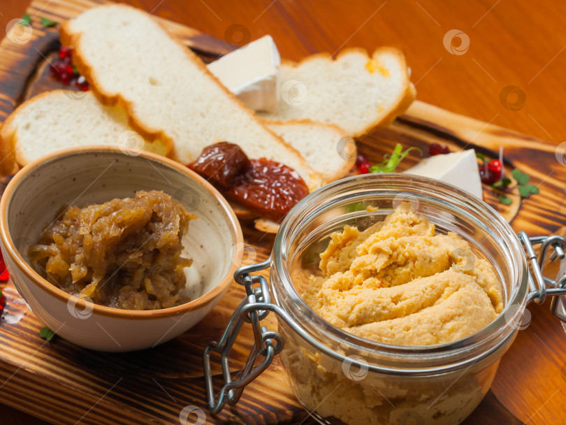 Скачать паштет из курицы и утки с луковым джемом фотосток Ozero