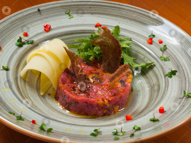 Скачать вкусный тартар из тунца с рукколой и пармезаном фотосток Ozero