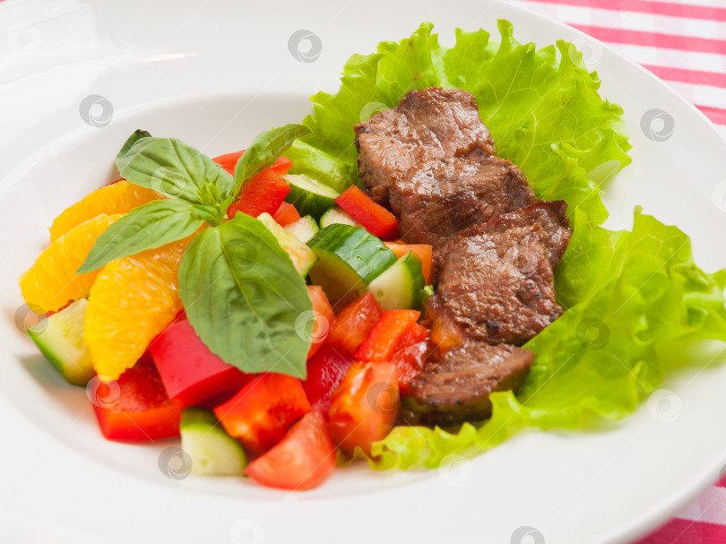 Скачать овощной салат с вкусной говядиной и апельсинами фотосток Ozero