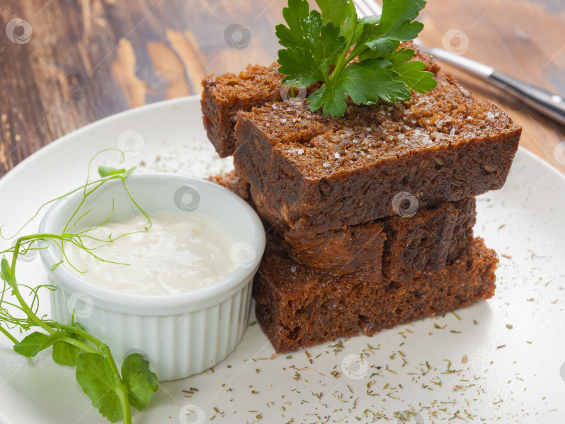 Скачать ржаные гренки с чесноком и чесночным соусом фотосток Ozero