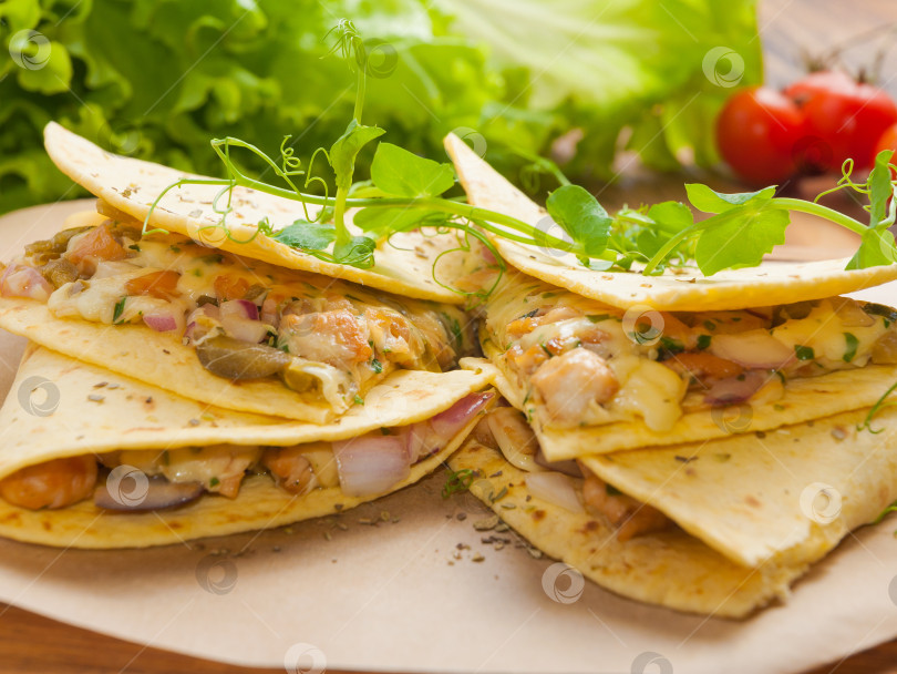 Скачать традиционное мексиканское блюдо кесадилья с курицей и соусом сальса фотосток Ozero