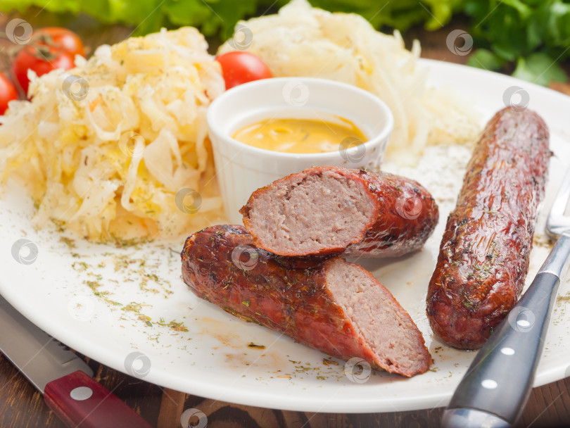 Скачать мясные сосиски с горчичным соусом и капустой фотосток Ozero